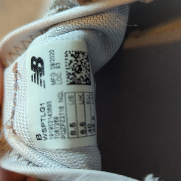 New Balance Tennis Shoes in Gray Size 8.5 - Picture 5 of 6